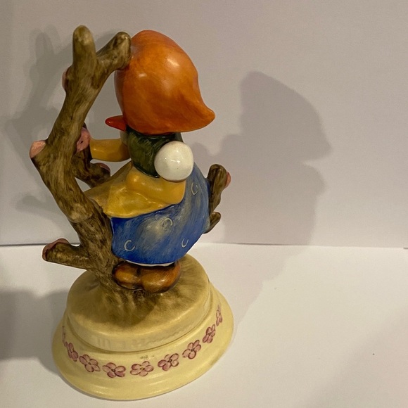 Charming blossom fest Figurine with Red and Blue Accents - Picture 3 of 3